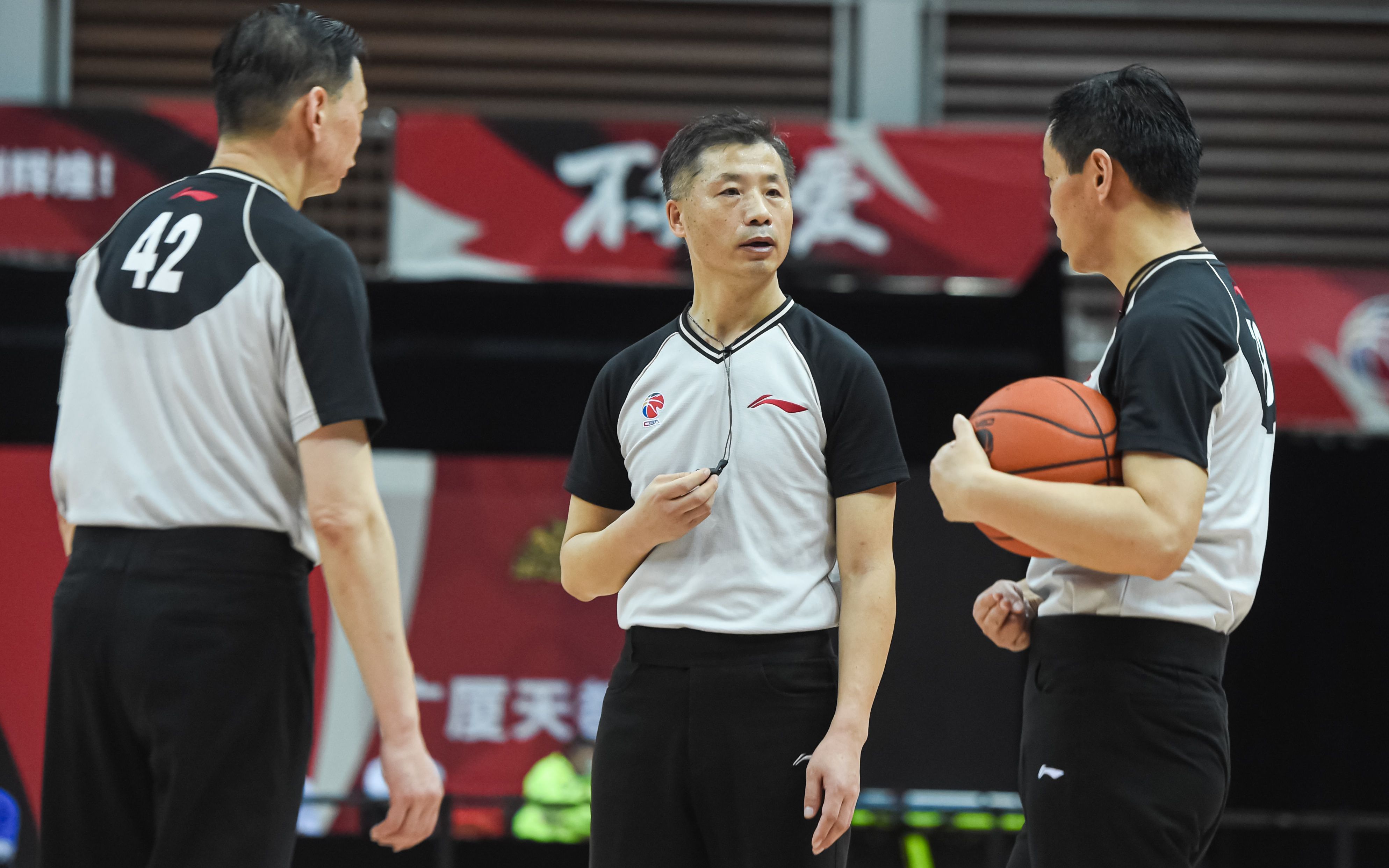 乐鱼体育官方网站-中国篮球裁判体系改革，赛场公正性提升